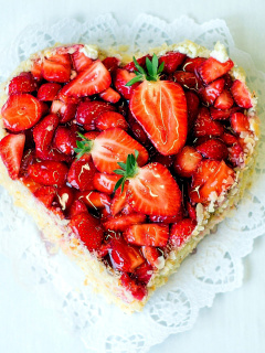 Fondo de pantalla Heart Cake with strawberries 240x320
