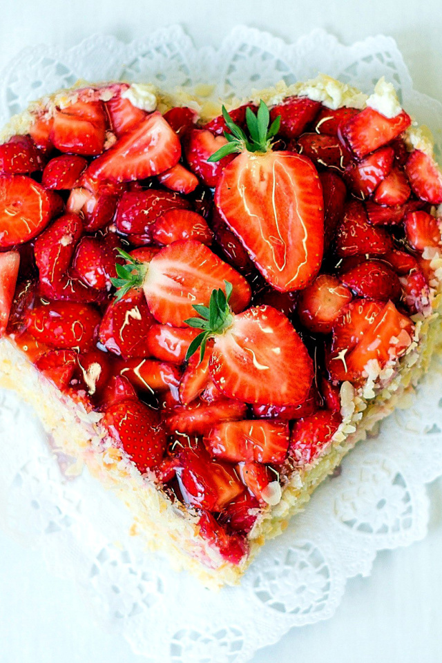 Обои Heart Cake with strawberries 640x960