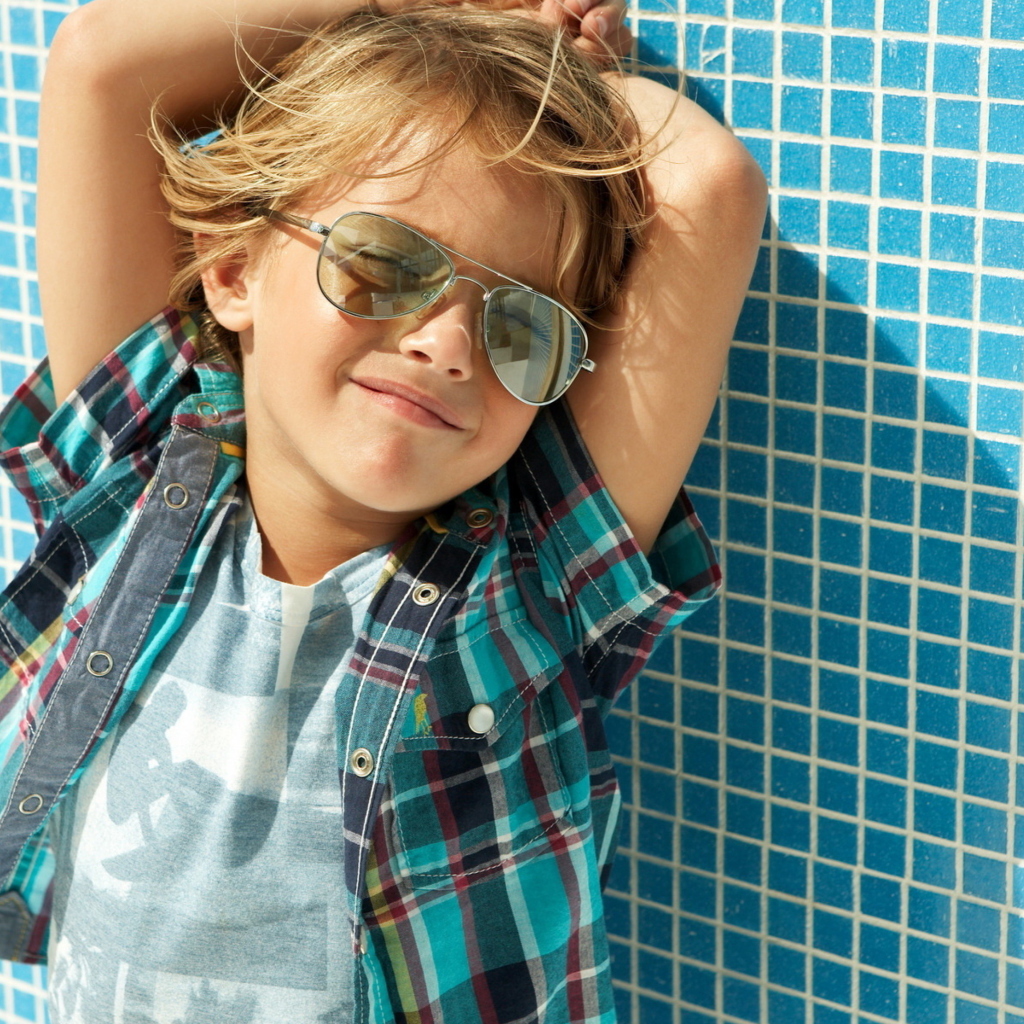 Fondo de pantalla Stylish Little Boy In Sunglasses 1024x1024