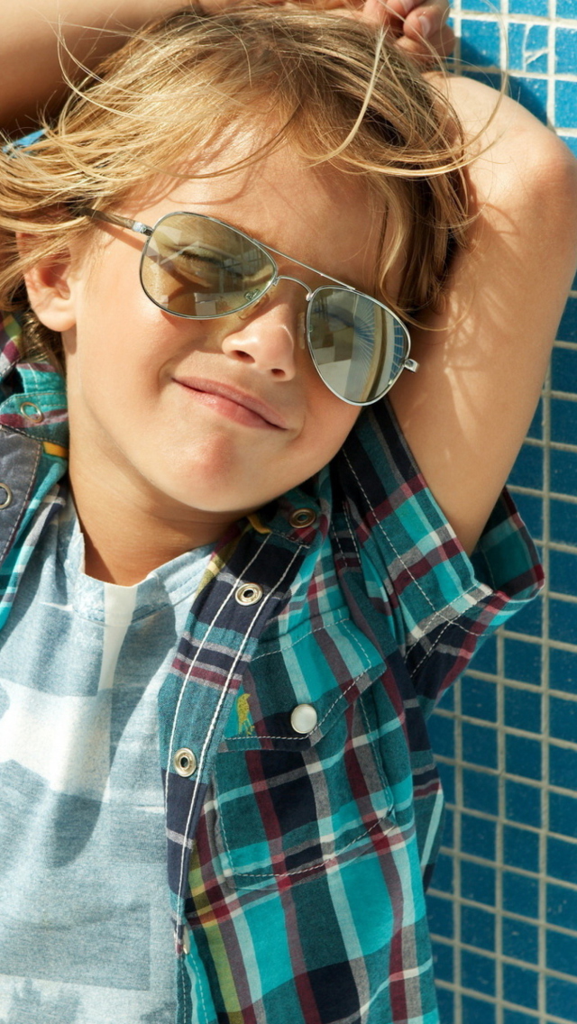 Das Stylish Little Boy In Sunglasses Wallpaper 640x1136