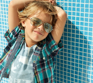 Stylish Little Boy In Sunglasses papel de parede para celular para iPad Air