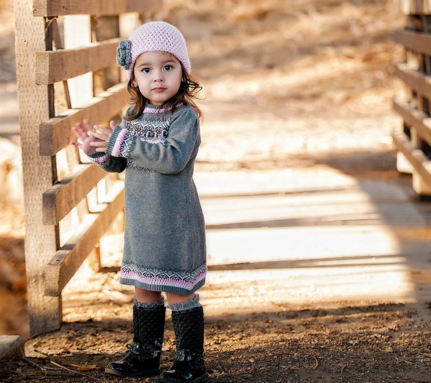 Screenshot №1 pro téma Cute Child Girl In Soft Pink Hat 1440x1280