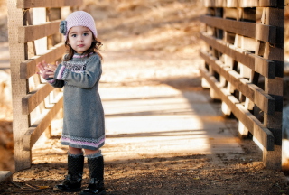 Cute Child Girl In Soft Pink Hat - Obrázkek zdarma 