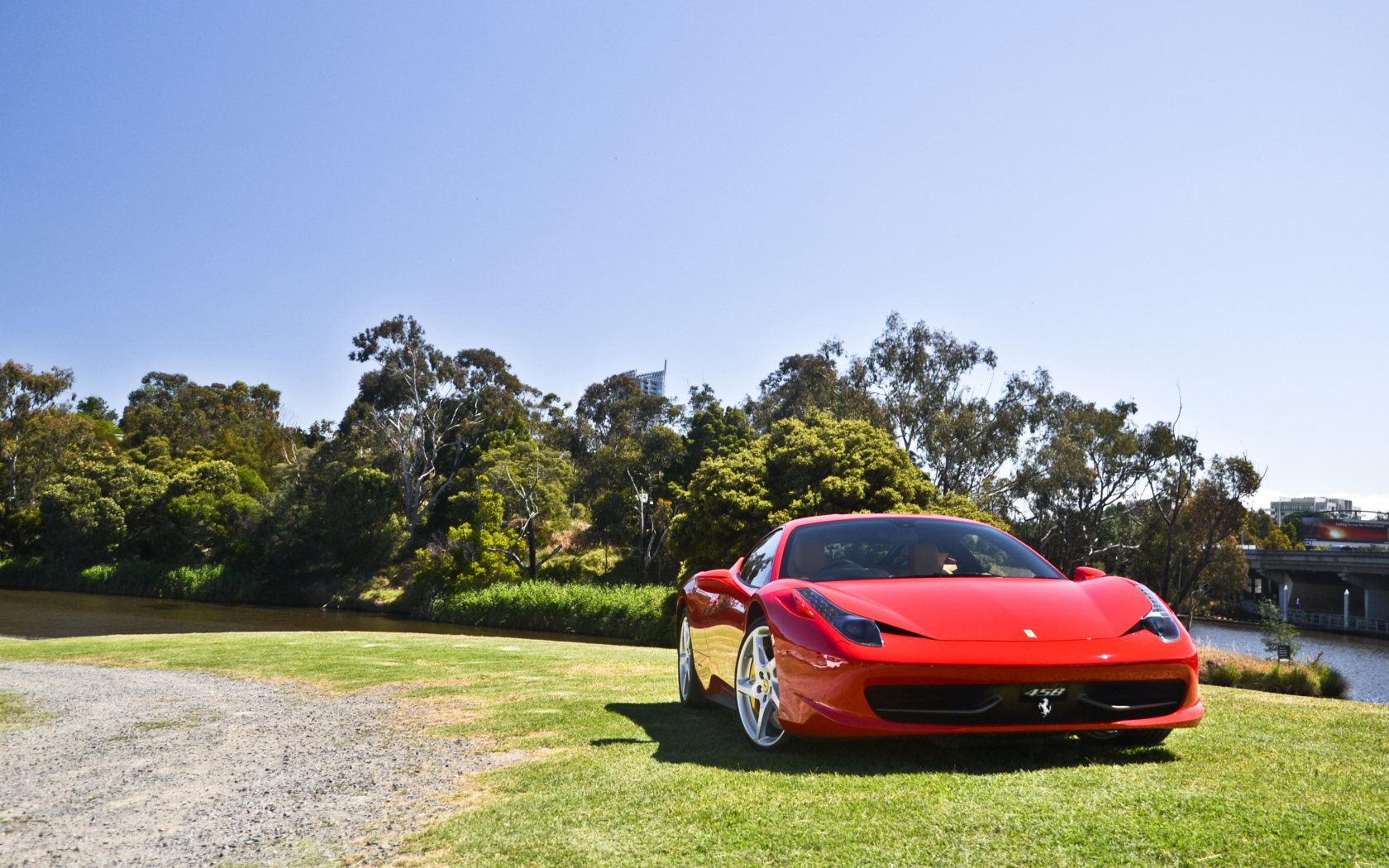 Fondo de pantalla Red Ferrari 1680x1050
