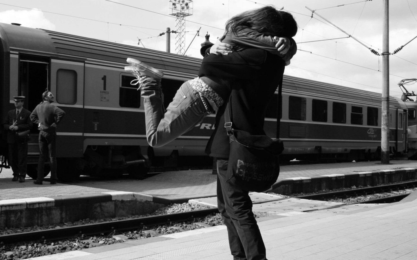 Sfondi Couple Hugging 1440x900