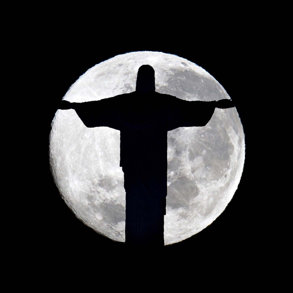 Обои Full Moon And Christ The Redeemer In Rio De Janeiro 1024x1024
