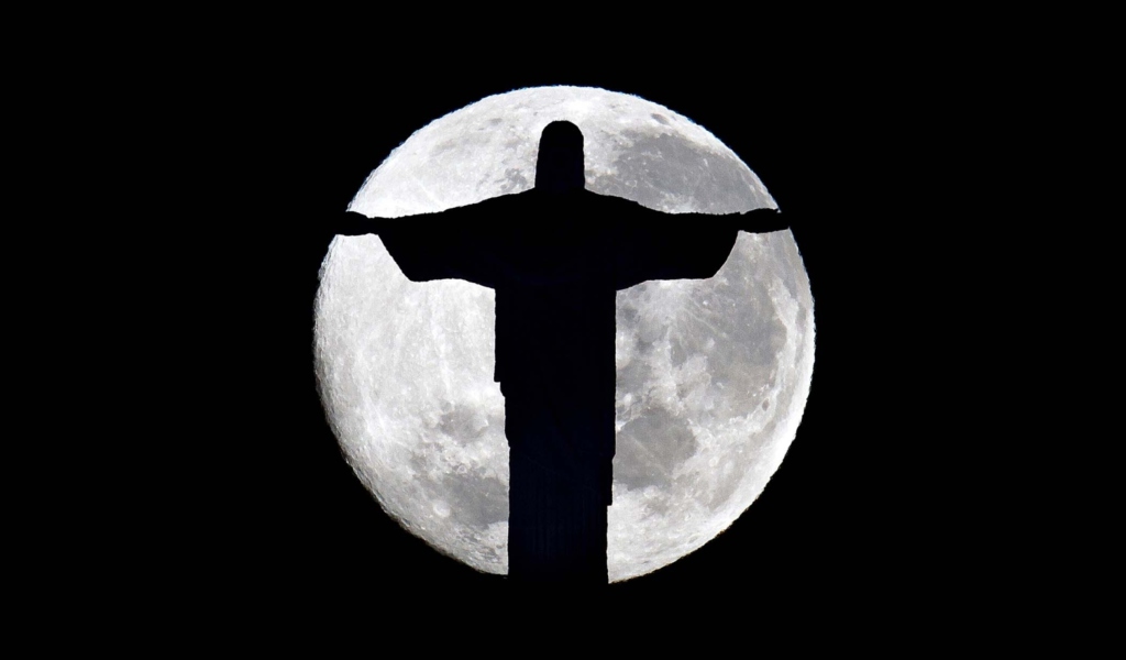Fondo de pantalla Full Moon And Christ The Redeemer In Rio De Janeiro 1024x600