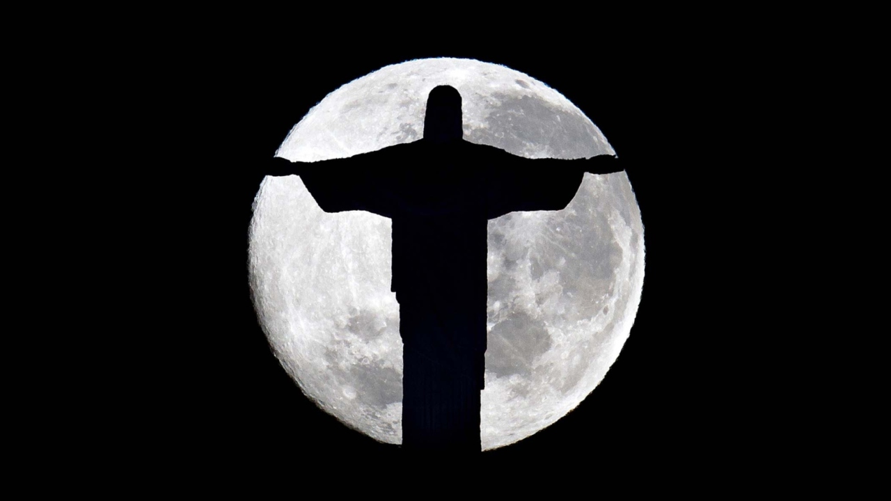 Обои Full Moon And Christ The Redeemer In Rio De Janeiro 1280x720