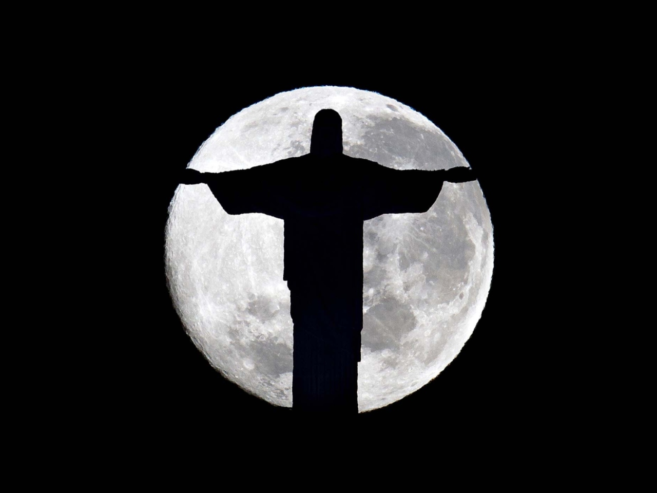 Обои Full Moon And Christ The Redeemer In Rio De Janeiro 1280x960