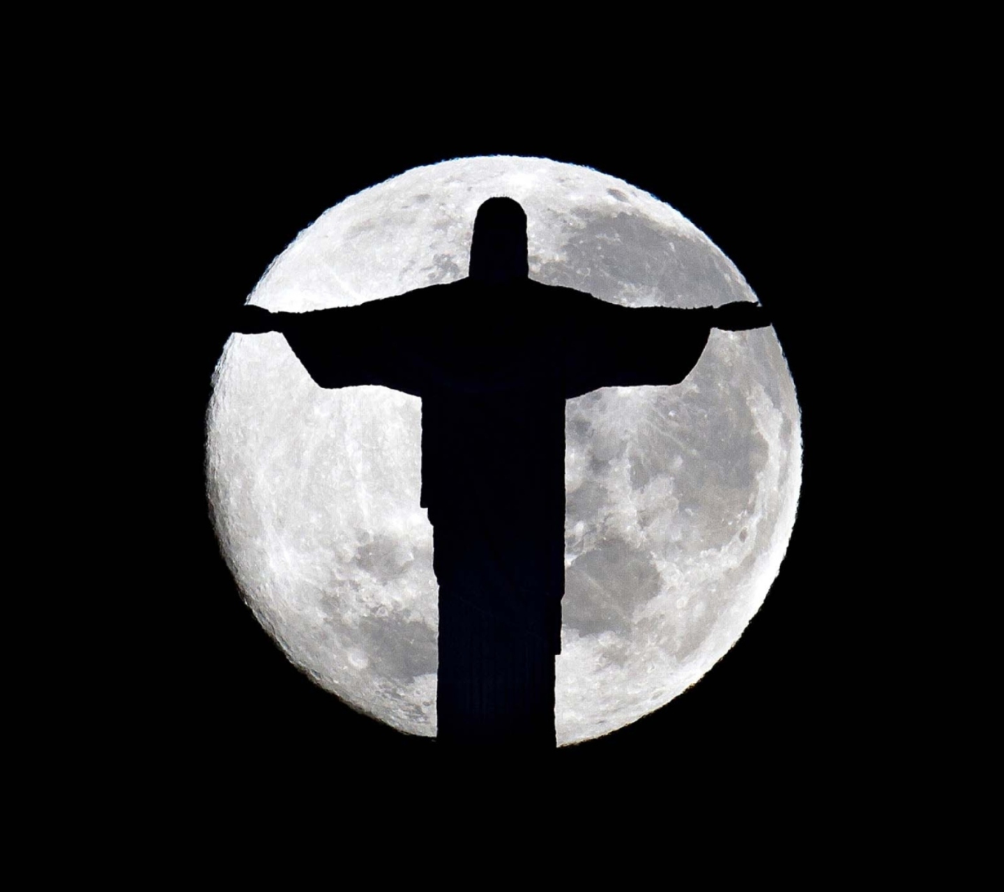 Fondo de pantalla Full Moon And Christ The Redeemer In Rio De Janeiro 1440x1280