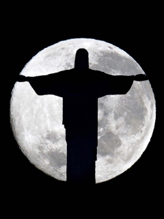 Das Full Moon And Christ The Redeemer In Rio De Janeiro Wallpaper 240x320