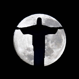Kostenloses Full Moon And Christ The Redeemer In Rio De Janeiro Wallpaper für iPad 3