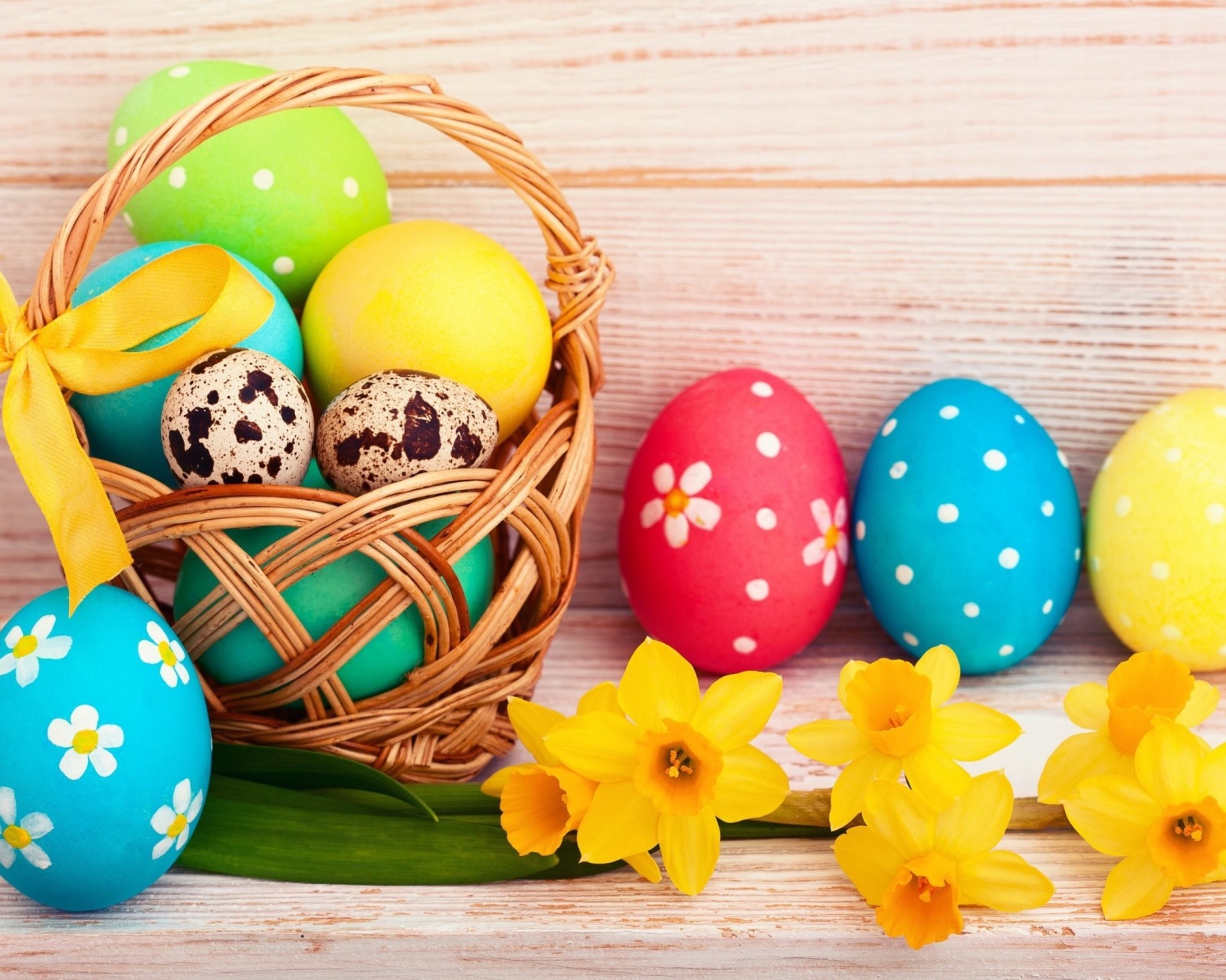 Обои Easter Spring Daffodils Flowers and Eggs Decorations 1600x1280