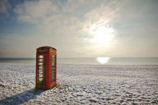 Red Photo Booth At Beach - Obrázkek zdarma pro 480x320