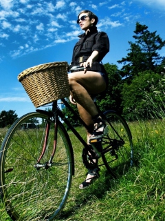 Fondo de pantalla Bicycle Ride 240x320