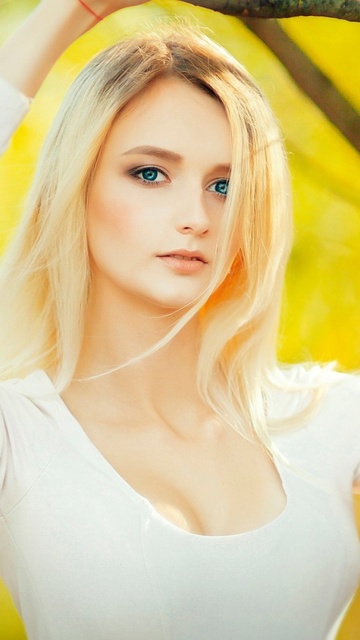 Das Blonde in Park Wallpaper 360x640