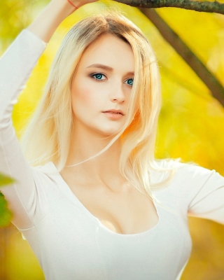 Blonde in Park - Obrázkek zdarma pro Nokia Lumia 2520