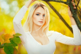 Free Blonde in Park Picture for Android, iPhone and iPad