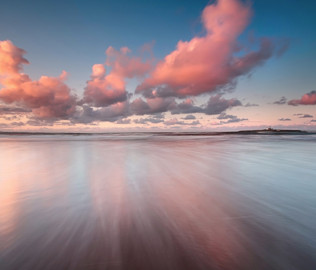 Screenshot №1 pro téma Beautiful Pink Clouds Over Sea 1200x1024
