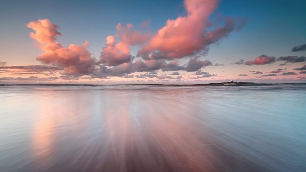 Обои Beautiful Pink Clouds Over Sea 1280x720