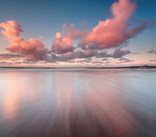 Kostenloses Beautiful Pink Clouds Over Sea Wallpaper für iPad Air