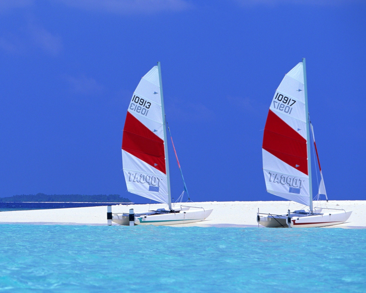 Screenshot №1 pro téma Sailing Boats On Exotic Beach 1280x1024