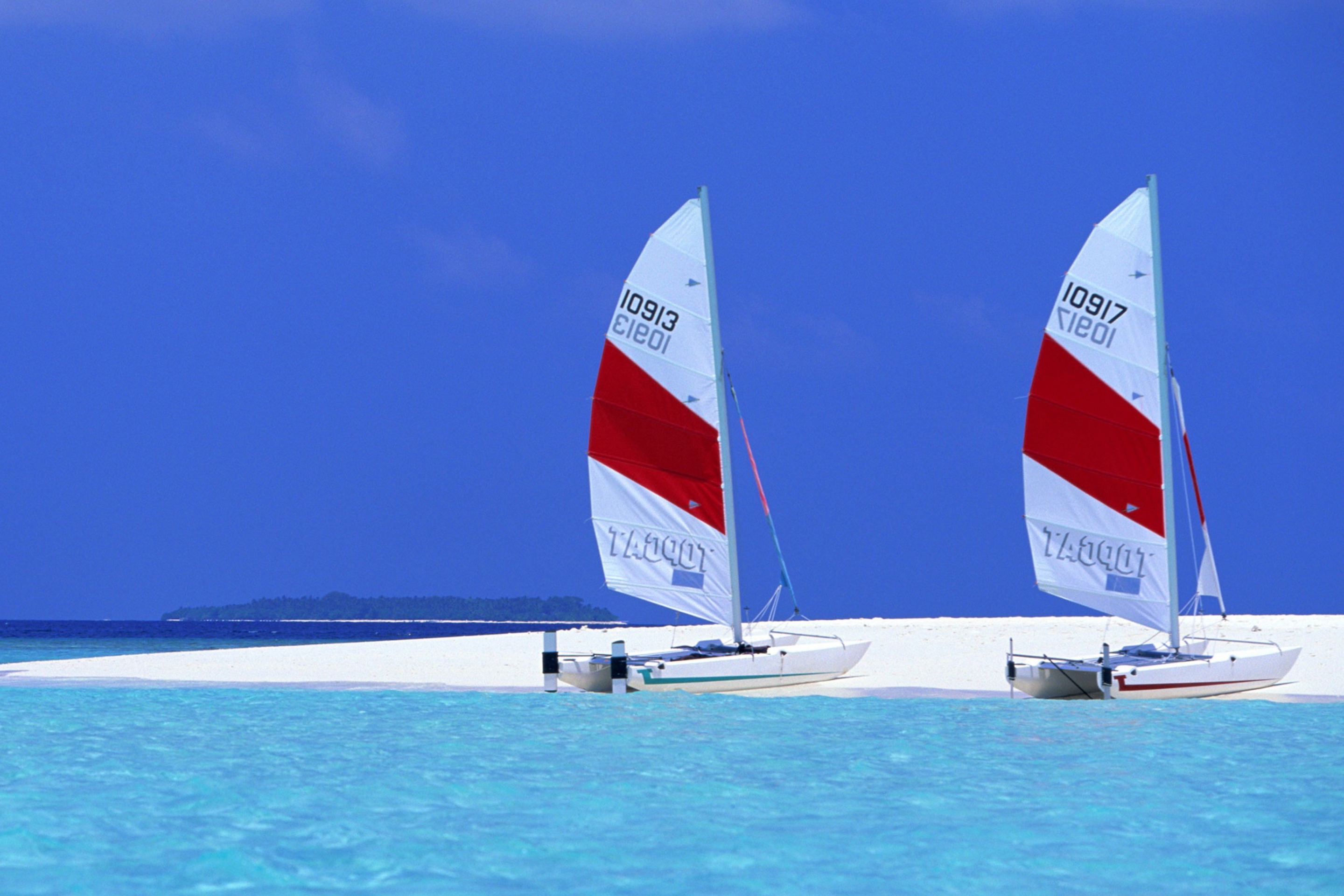 Screenshot №1 pro téma Sailing Boats On Exotic Beach 2880x1920