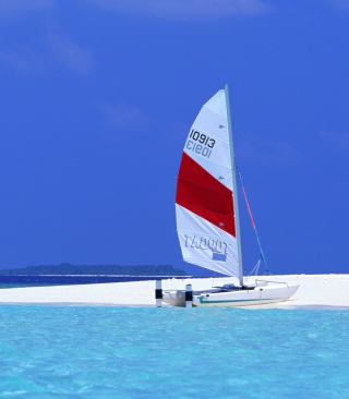Sailing Boats On Exotic Beach - Obrázkek zdarma pro iPhone 4