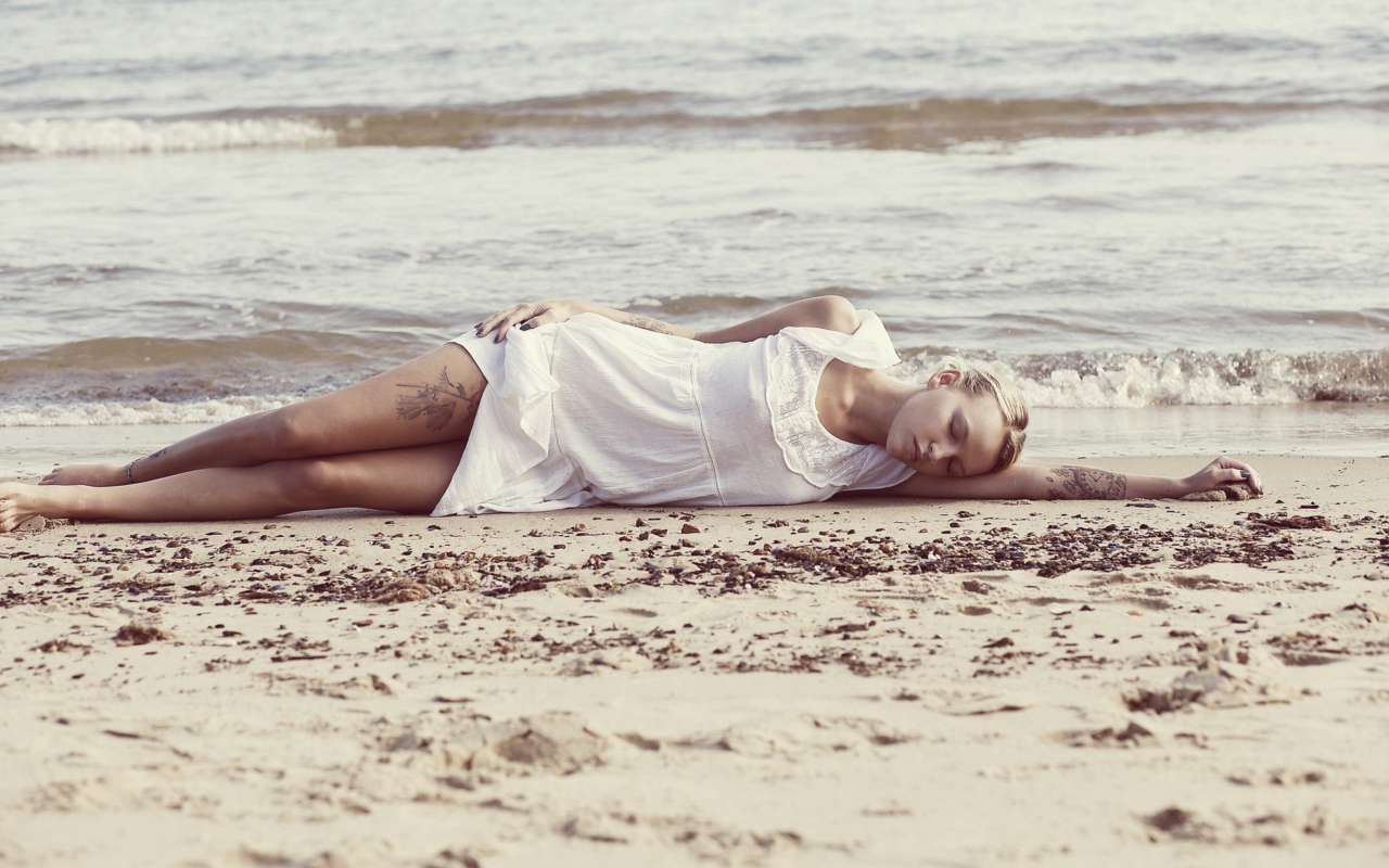 Das Blonde Girl Lying On Beach Wallpaper 1280x800