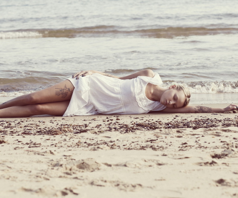Blonde Girl Lying On Beach screenshot #1 480x400