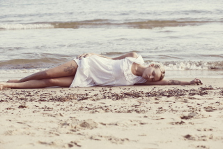 Blonde Girl Lying On Beach - Obrázkek zdarma pro 1152x864