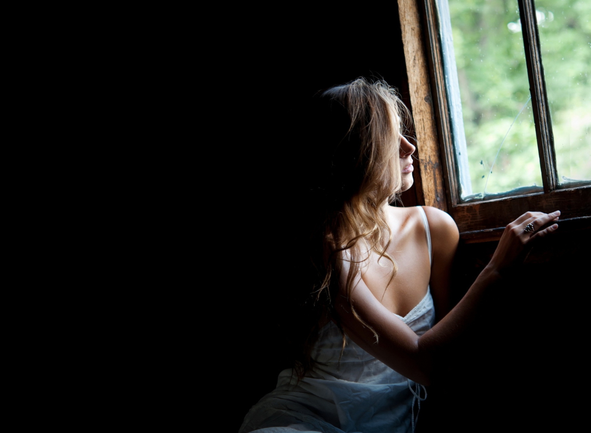 Fondo de pantalla Girl Looking At Window 1920x1408