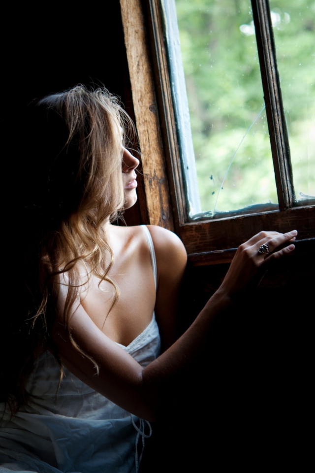 Das Girl Looking At Window Wallpaper 640x960