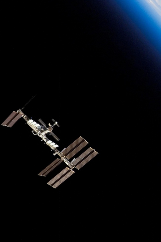 Fondo de pantalla The ISS In Space 640x960