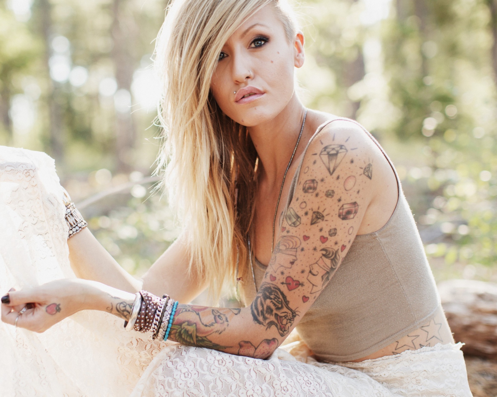 Das Blonde Model With Tattoes Wallpaper 1600x1280