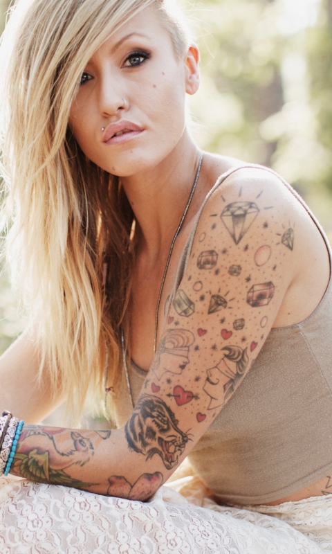 Das Blonde Model With Tattoes Wallpaper 480x800