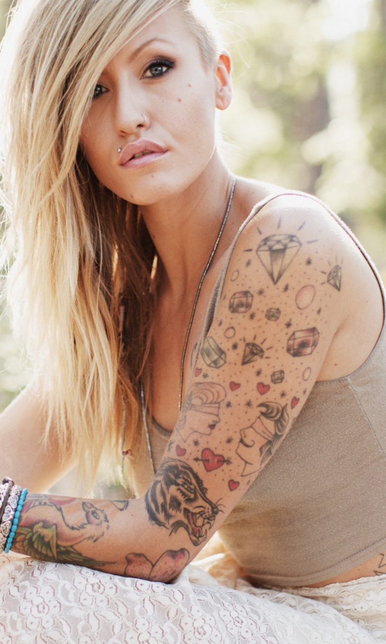 Screenshot №1 pro téma Blonde Model With Tattoes 768x1280