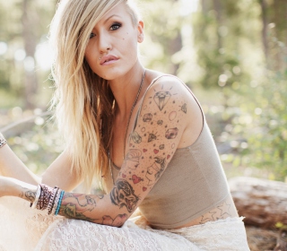 Kostenloses Blonde Model With Tattoes Wallpaper für iPad 3