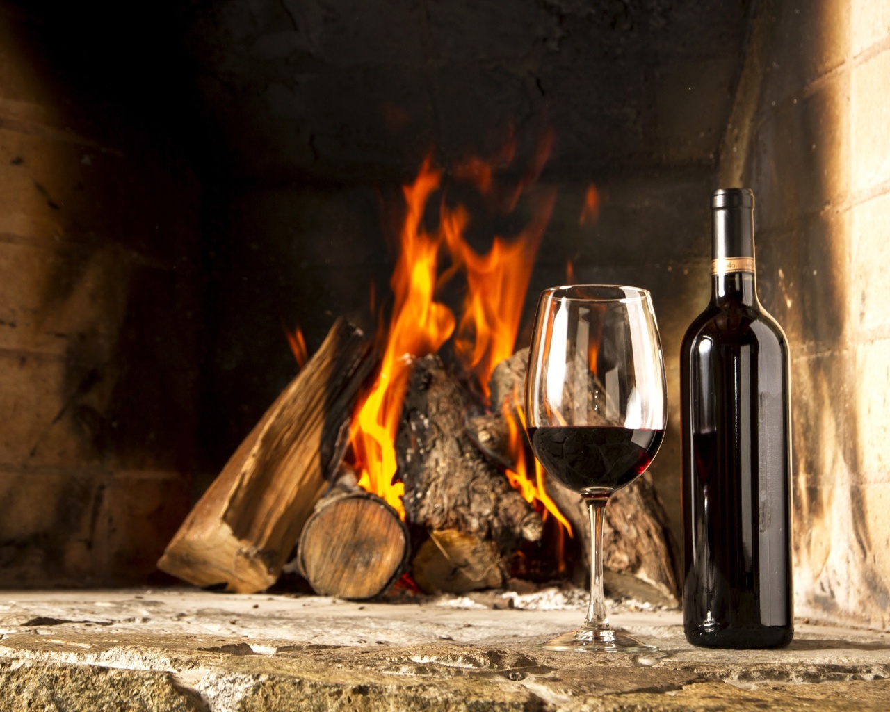Das Wine and fireplace Wallpaper 1280x1024