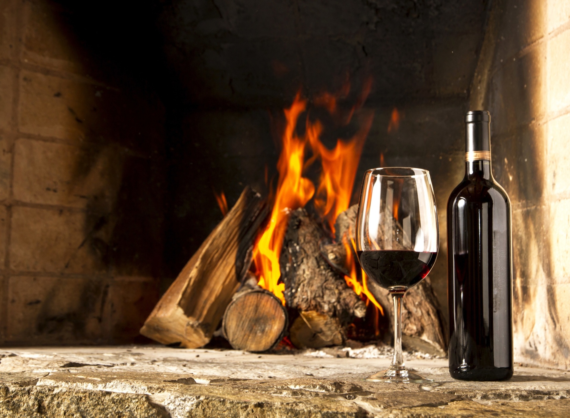 Das Wine and fireplace Wallpaper 1920x1408