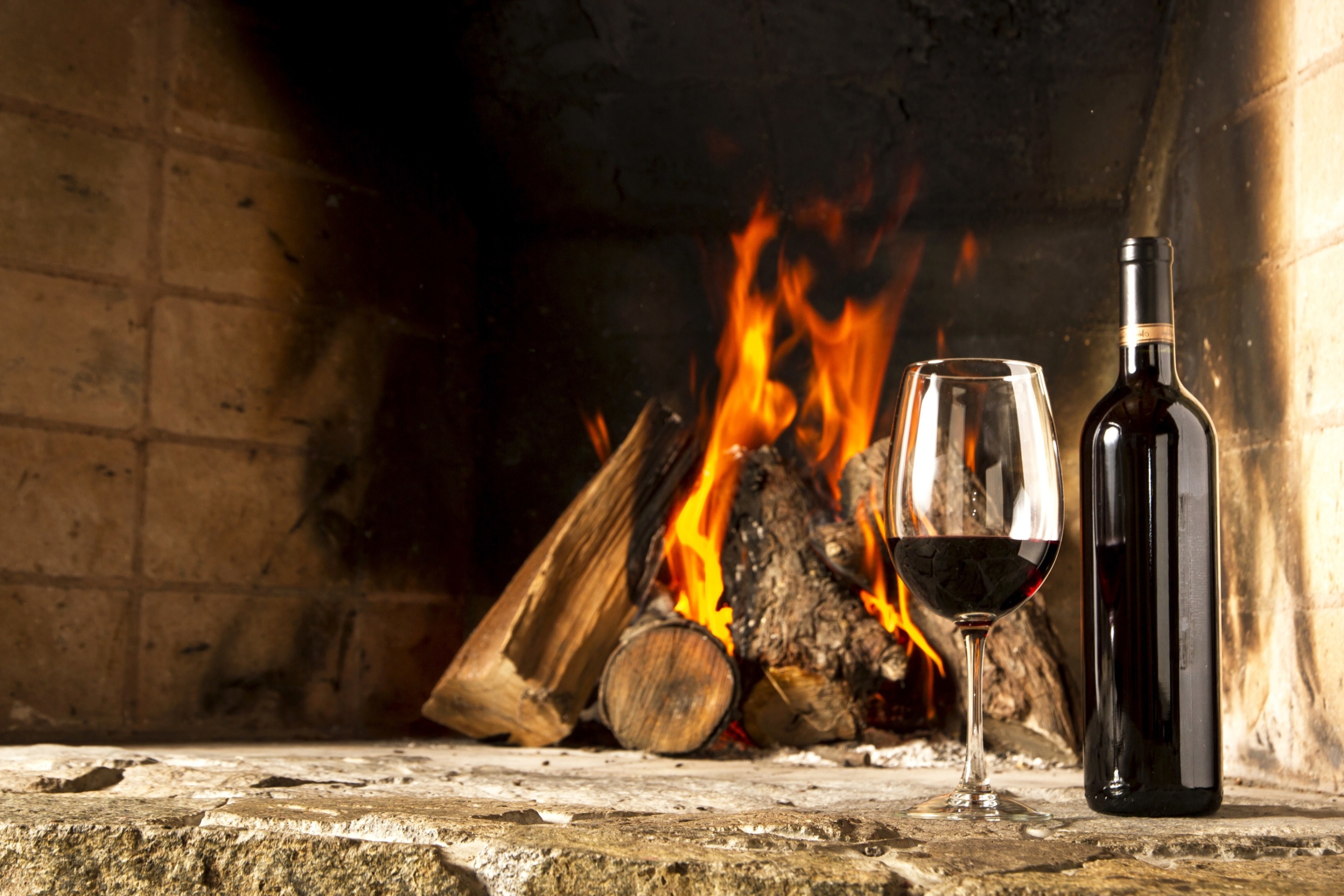 Das Wine and fireplace Wallpaper 2880x1920