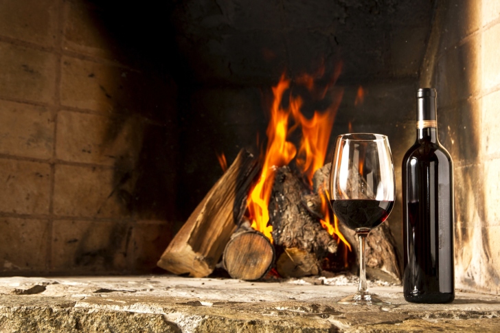 Das Wine and fireplace Wallpaper