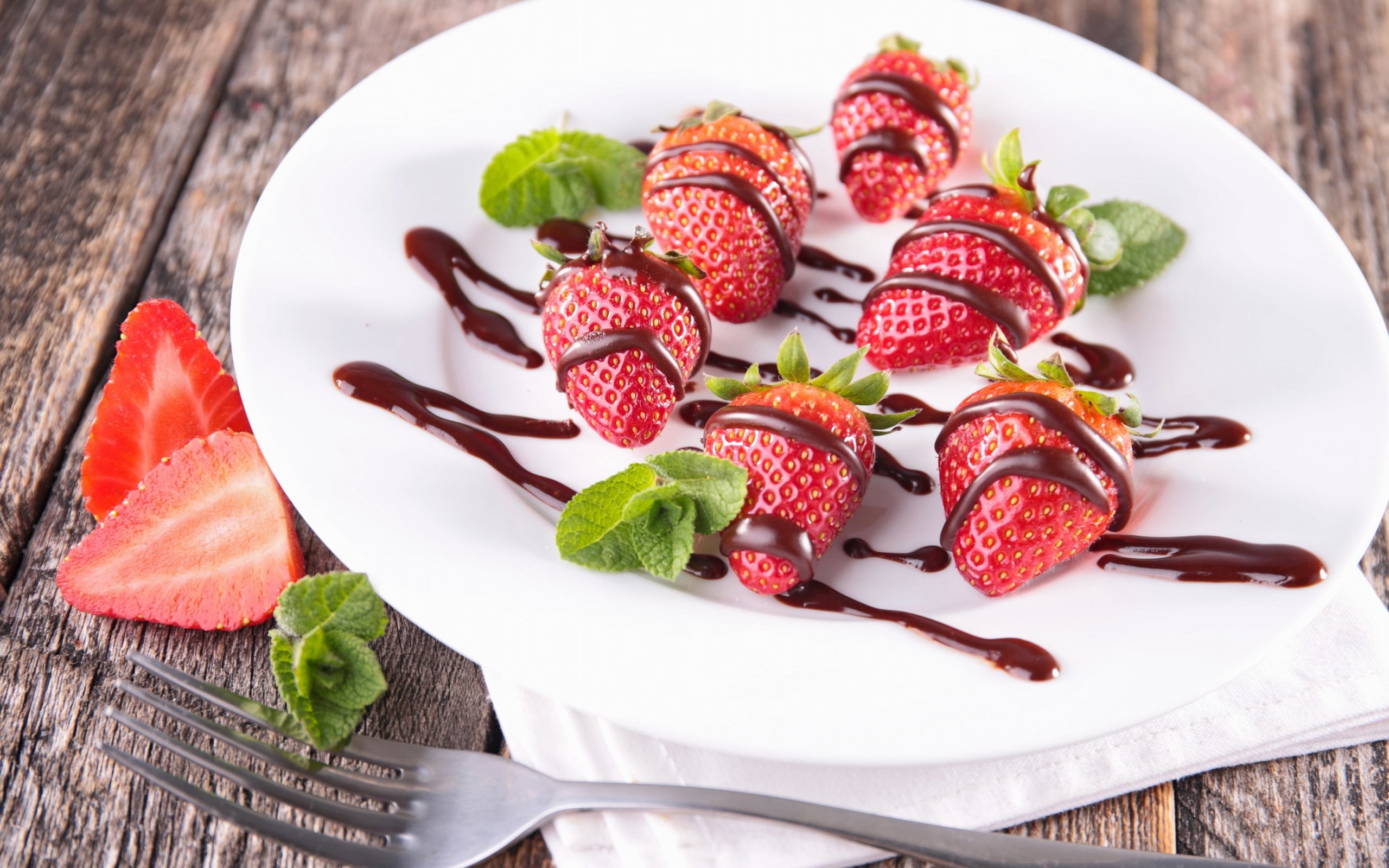 Strawberry dessert wallpaper 2560x1600