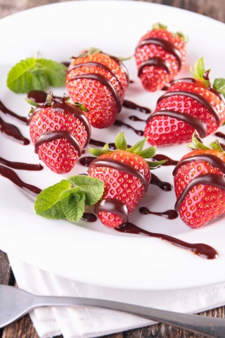 Strawberry dessert wallpaper 320x480