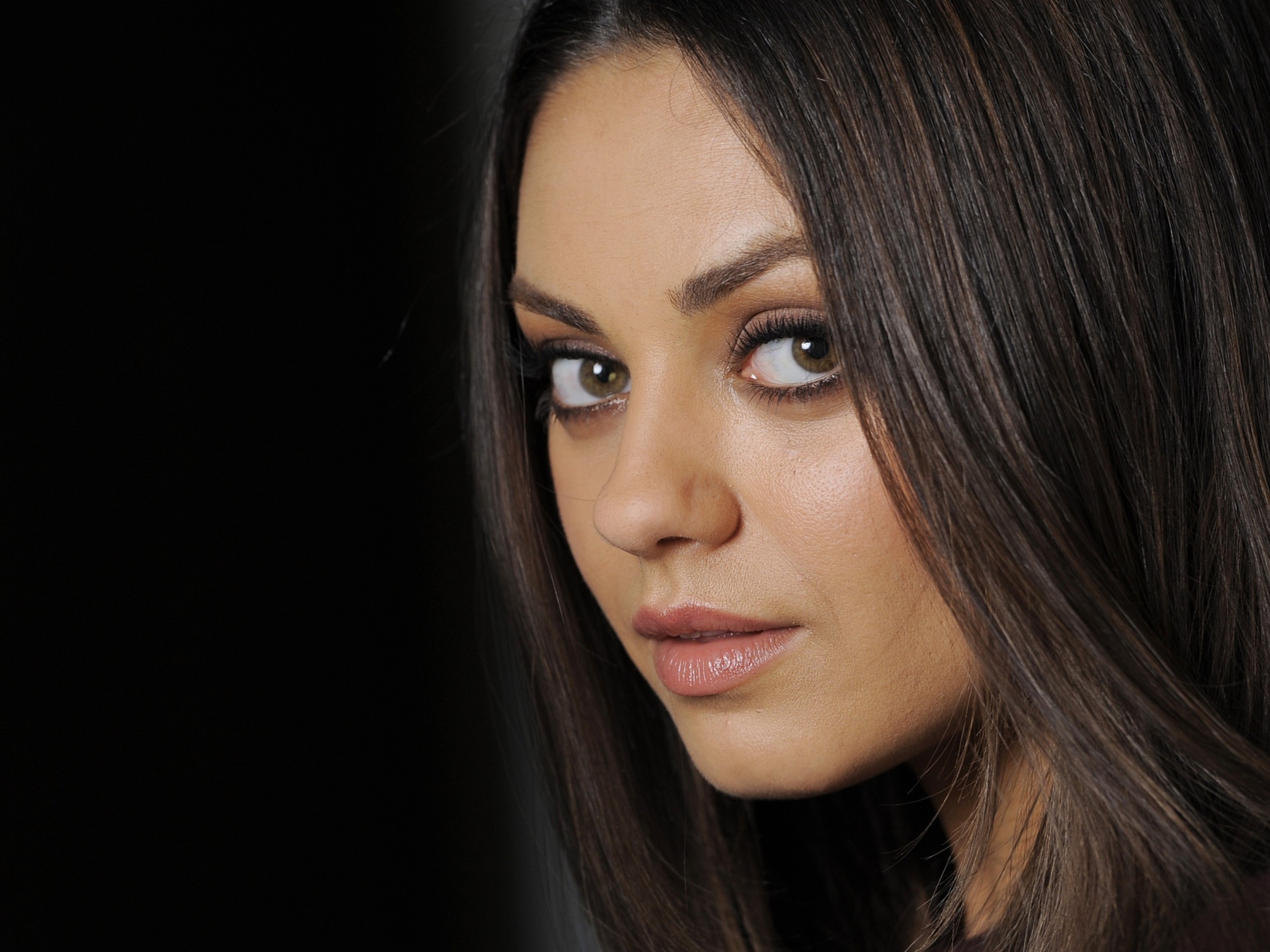 Fondo de pantalla Mila Kunis 1600x1200