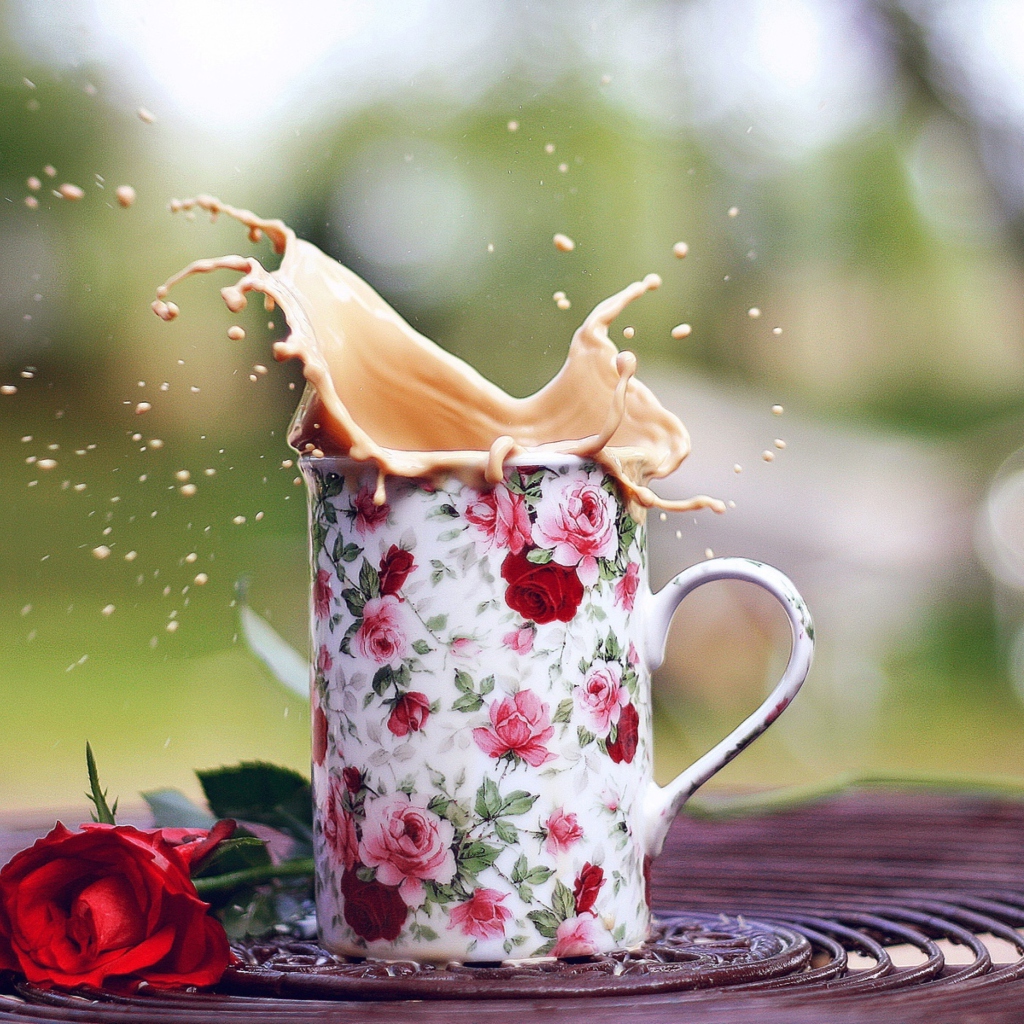 Обои Coffee With Milk In Flower Mug 1024x1024