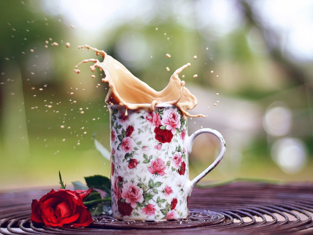 Обои Coffee With Milk In Flower Mug 1024x768