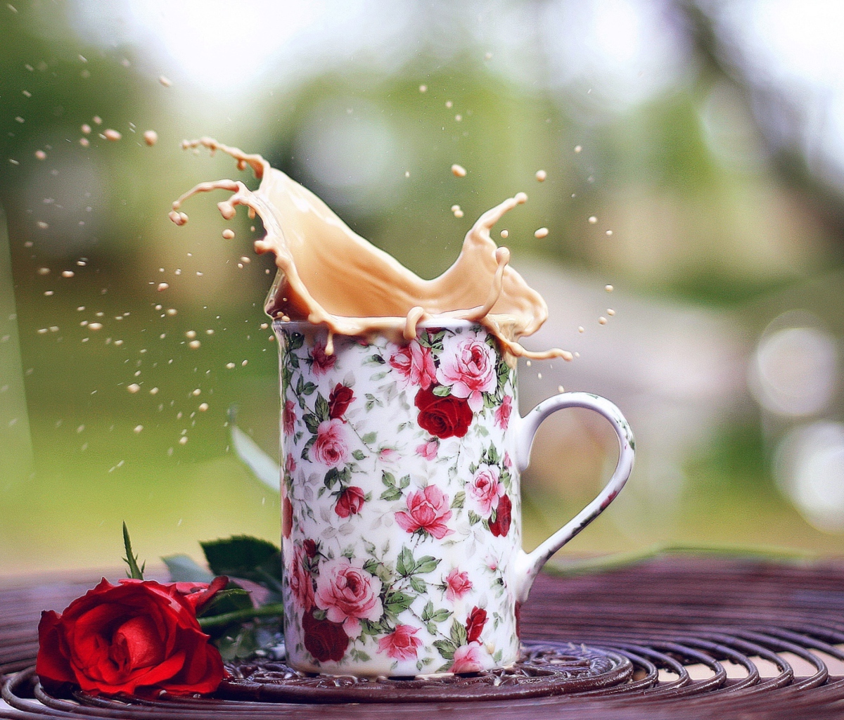 Das Coffee With Milk In Flower Mug Wallpaper 1200x1024