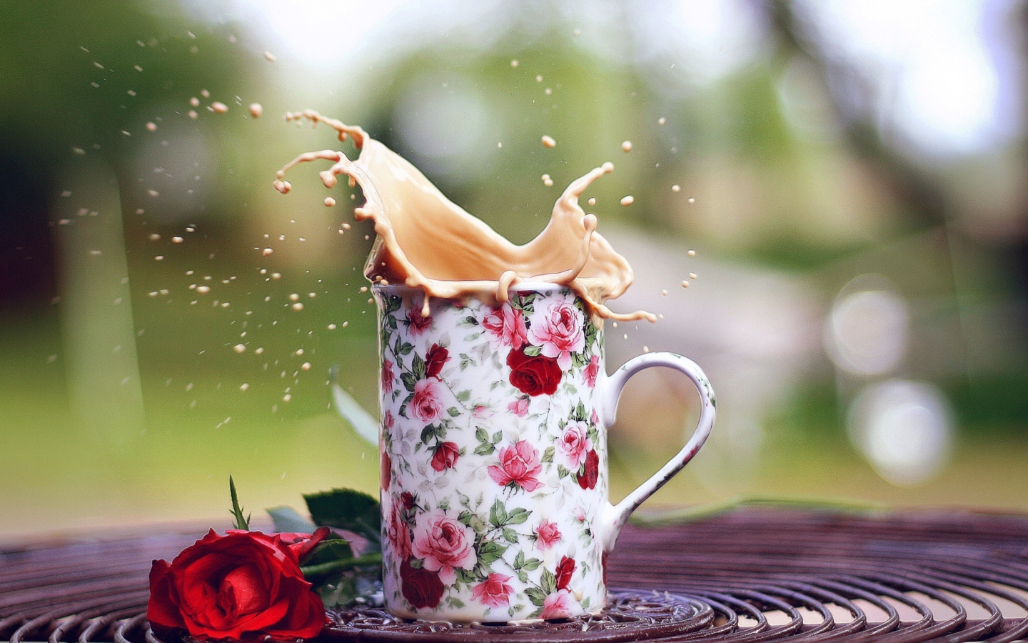 Обои Coffee With Milk In Flower Mug 1440x900