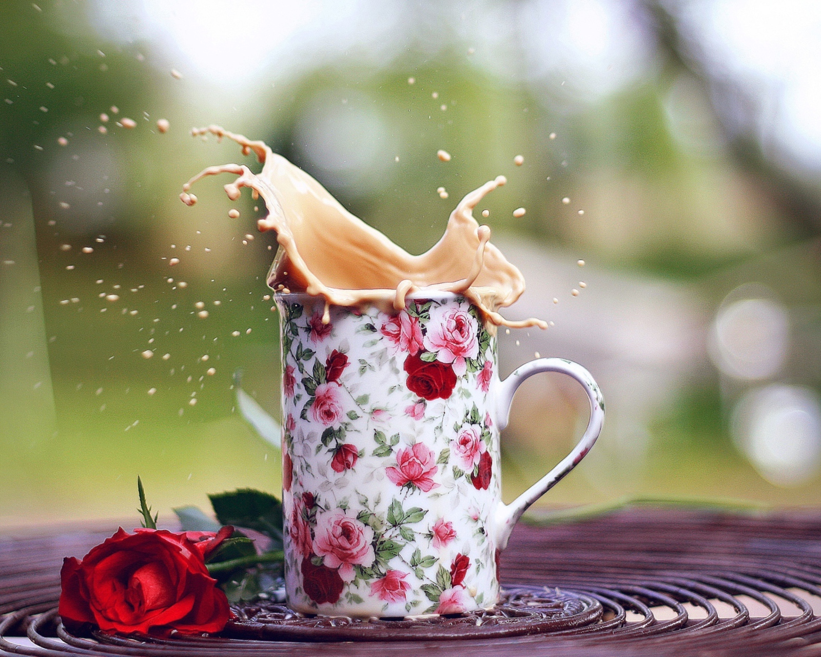 Coffee With Milk In Flower Mug screenshot #1 1600x1280